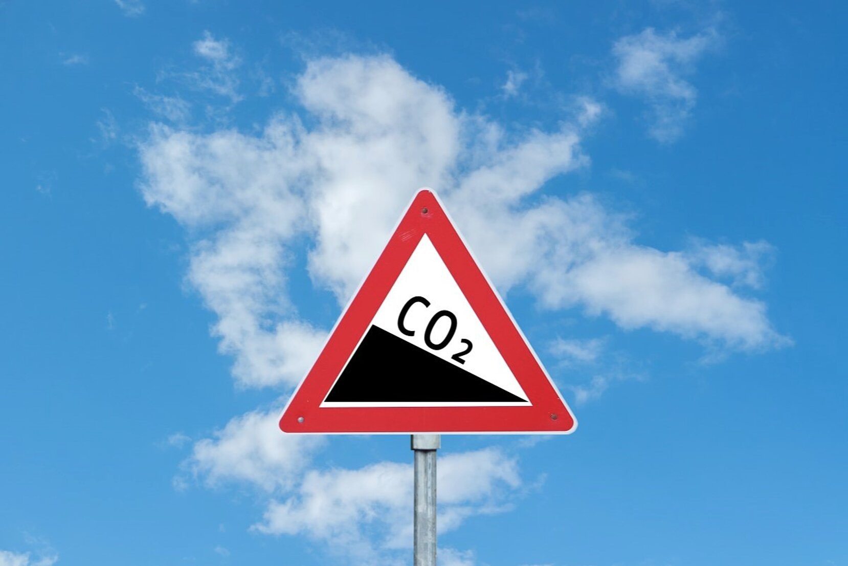 Verkehrswarnschild Achtung Gefälle mit CO2