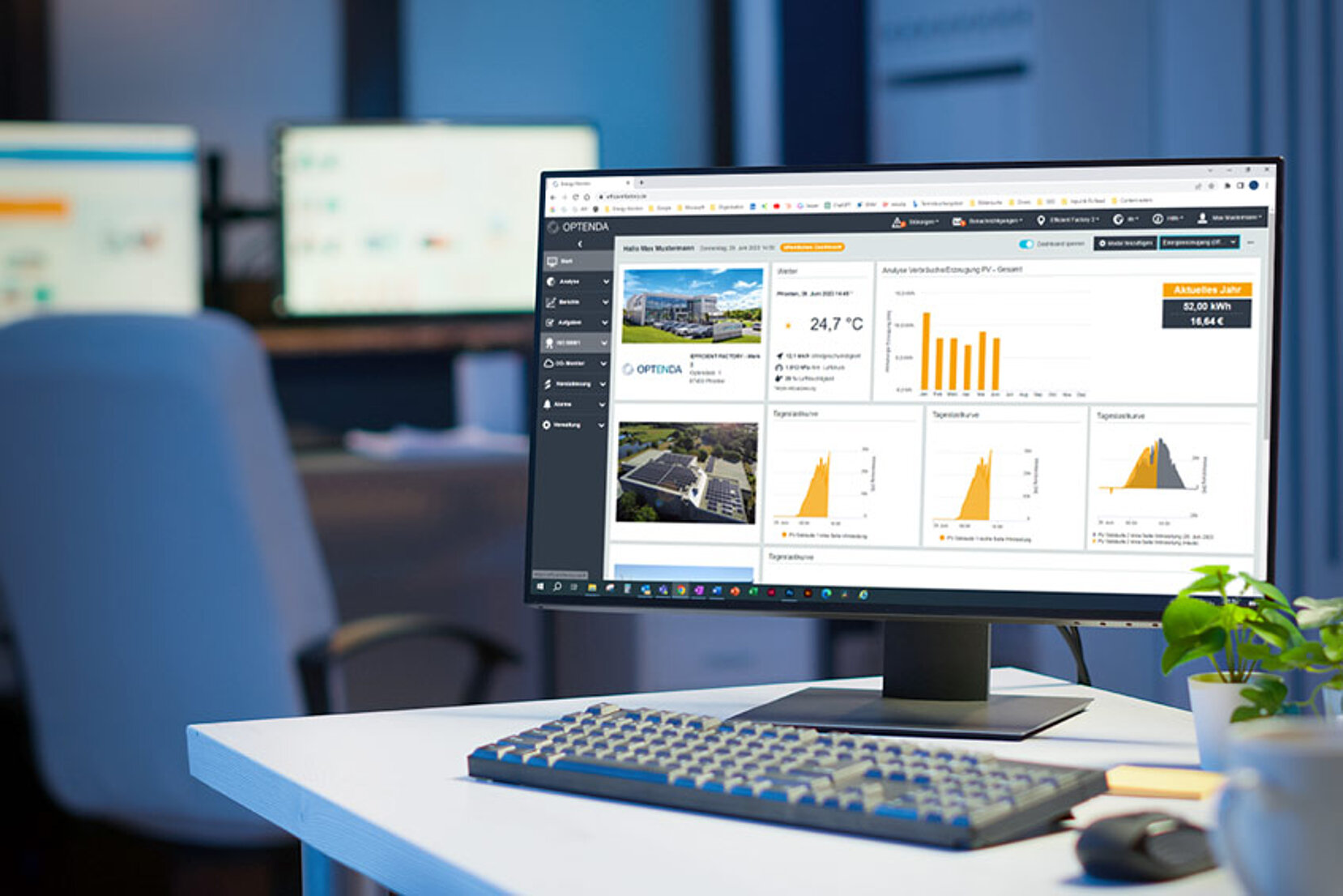 Büro mit Monitoren, im Vordergrund Dashboard für Energiedatenanalyse mit Energy Monitor von OPTENDA
