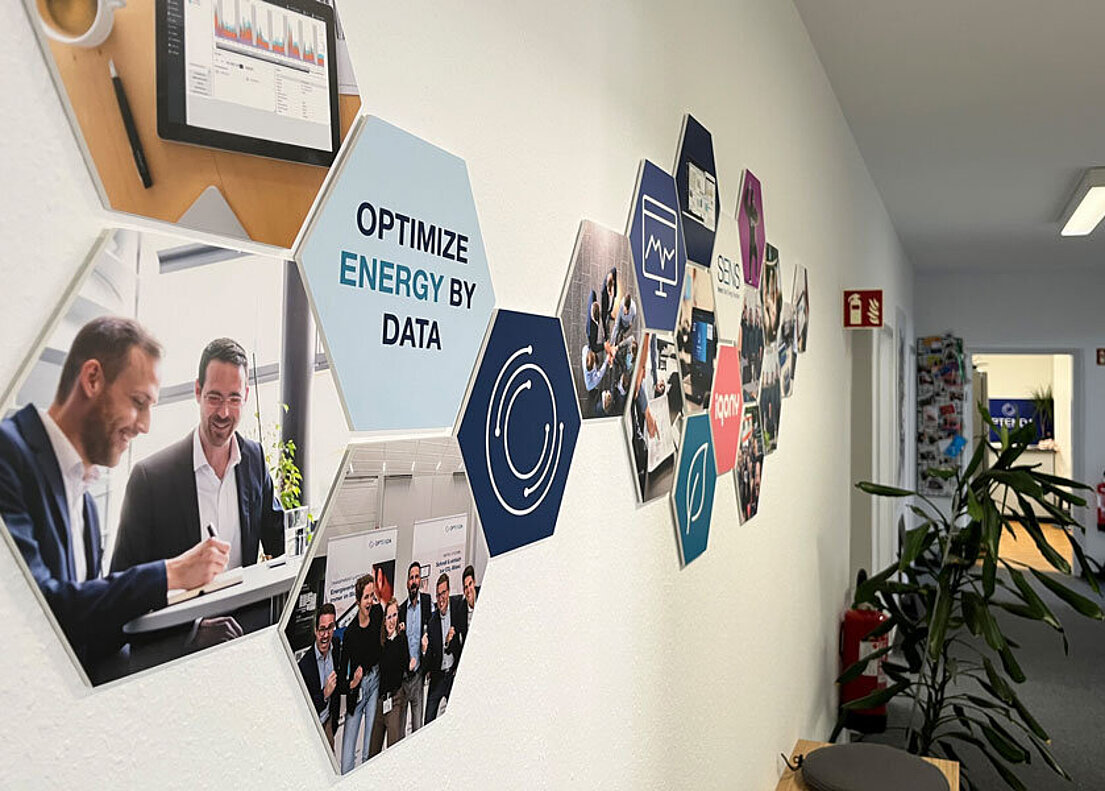 OPTENDA Unternehmenssitz in Stuttgart Büroflur mit Bildern an der Wand